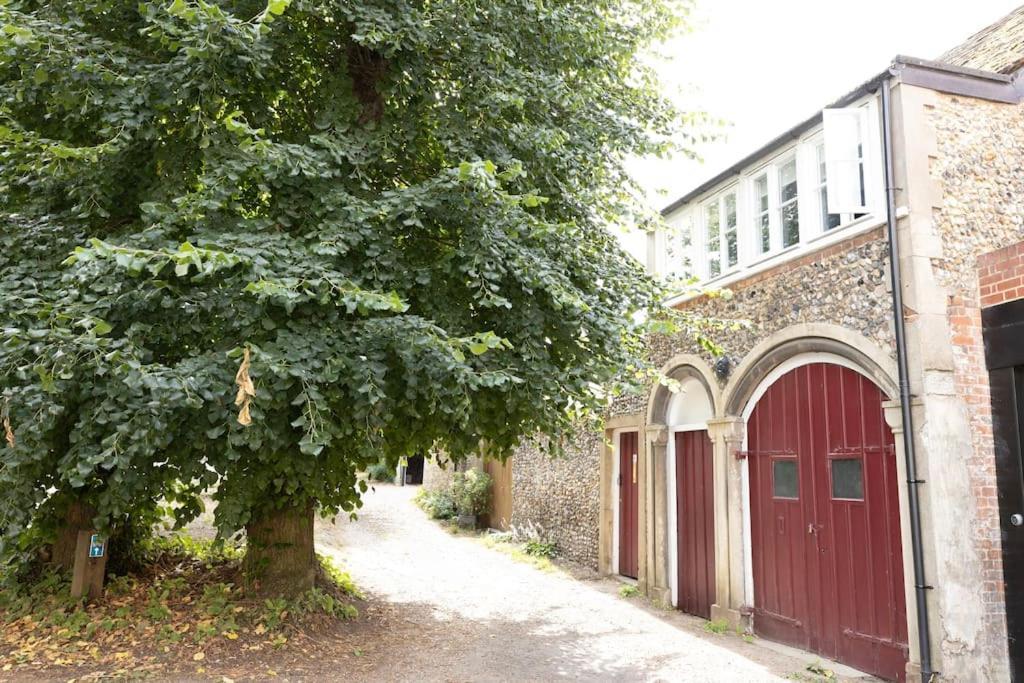 Central Medieval Grid Unique Home With Gated Parking Bury St. Edmunds Exterior foto